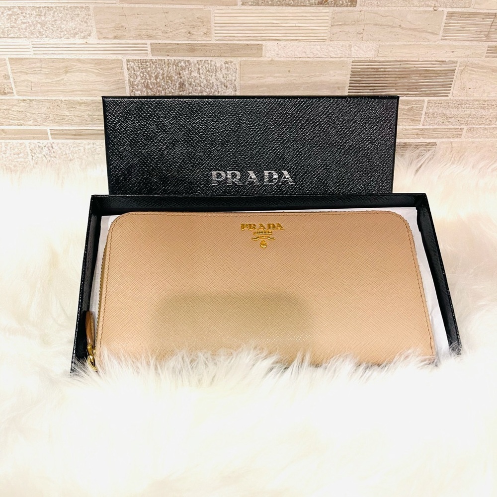 Gorgeous Nude Prada Wallet! 🤩